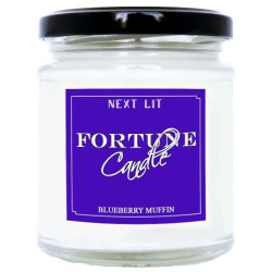 Ароматна свещ с късметче Next Lit Fortune Candle - Мъфин с боровинки, на български