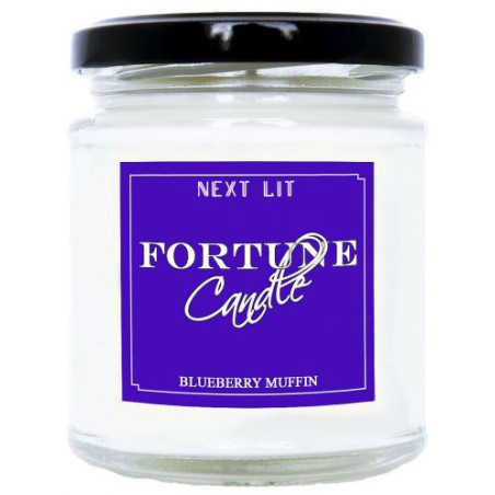 Ароматна свещ с късметче Next Lit Fortune Candle - Мъфин с боровинки, на български